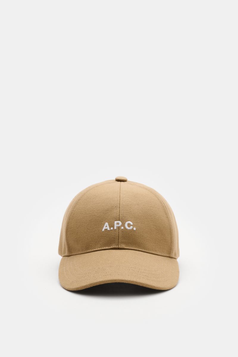 A.P.C. Baseball-Cap 'Charlie' beige shown from the front, made of robust cotton canvas with tonal logo stitching and classic six-panel design. Zeitlos, sportlich, A.P.C.: Die Six-Panel-Cap 'Charlie' aus robustem Baumwoll-Canvas bringt französische Cool