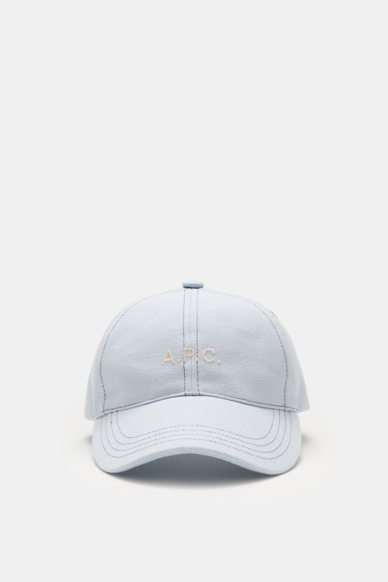 A.P.C. Baseball-Cap 'Charlie' pastellblau, Six-Panel-Design, Baumwoll-Canvas, tonales Logo-Stitching, verstellbarer Verschluss, frontal fotografiert.