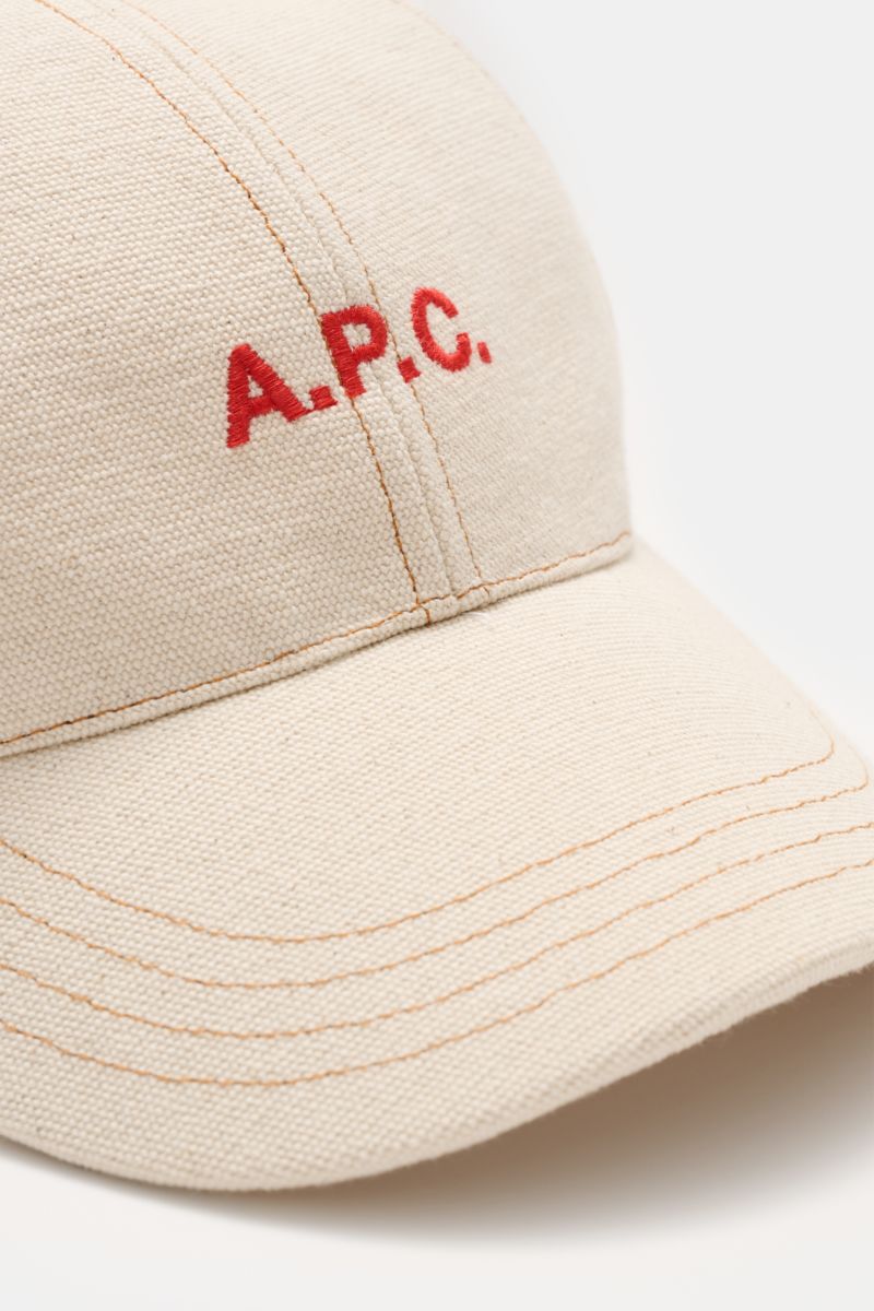 Nahaufnahme der A.P.C. Baseball-Cap 'Charlie' creme aus robustem Baumwoll-Canvas mit tonalem Logo-Stitching, Six-Panel-Design, verstellbarem Verschluss, sportlich und zeitlos fotografiert.