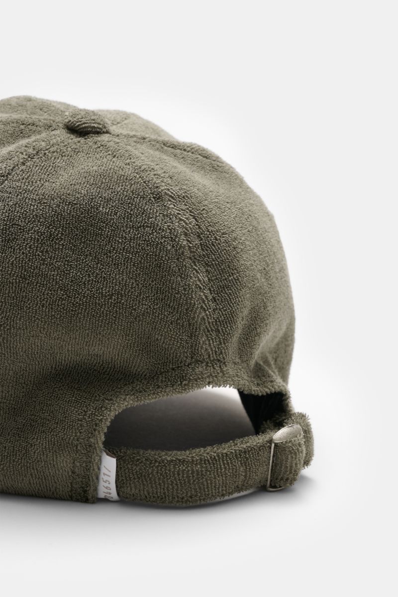 04651/ A trip in a bag Frottee Baseball-Cap 'Terry' graugrün aus Baumwolle, weicher Griff, Six-Panel-Stil, verstellbarer Verschluss, Rückansicht schräg von oben.