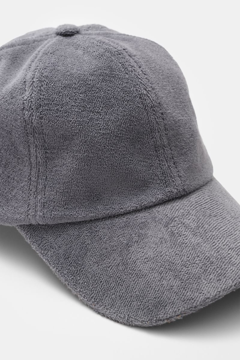 Close-up front-side view of the 04651/ A trip in a bag Terry baseball cap 'Terry' grey in soft cotton terry with six-panel style and adjustable closure.

Spring awakening: This stylish baseball cap in soft terry from the label 04651/ A TRIP IN A BAG of