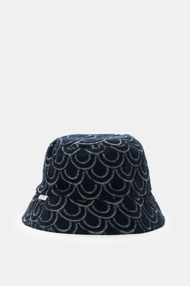 04651/ A trip in a bag Wende-Frottee Bucket Hat navy, frontal fotografiert, Frottee mit Muster, Baumwolle, wendbar, schmale Krempe, Weblabel sichtbar.