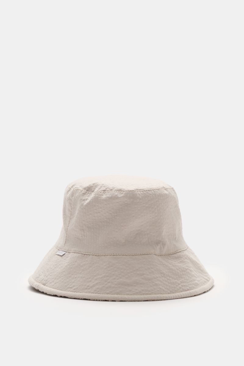 Beige 04651/ A trip in a bag Wende-Frottee Bucket Hat aus Baumwoll-Frottee, schmale Krempe, weiche Textur, Frontperspektive, kleines Weblabel.