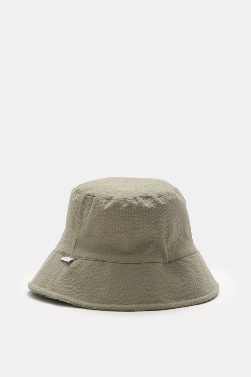 04651/ A trip in a bag Wende-Frottee Bucket Hat graugrün, schmale Krempe, Baumwoll-Frottee, Seersucker-Innenfutter, weiche Textur, seitliche Perspektive, wendbar.