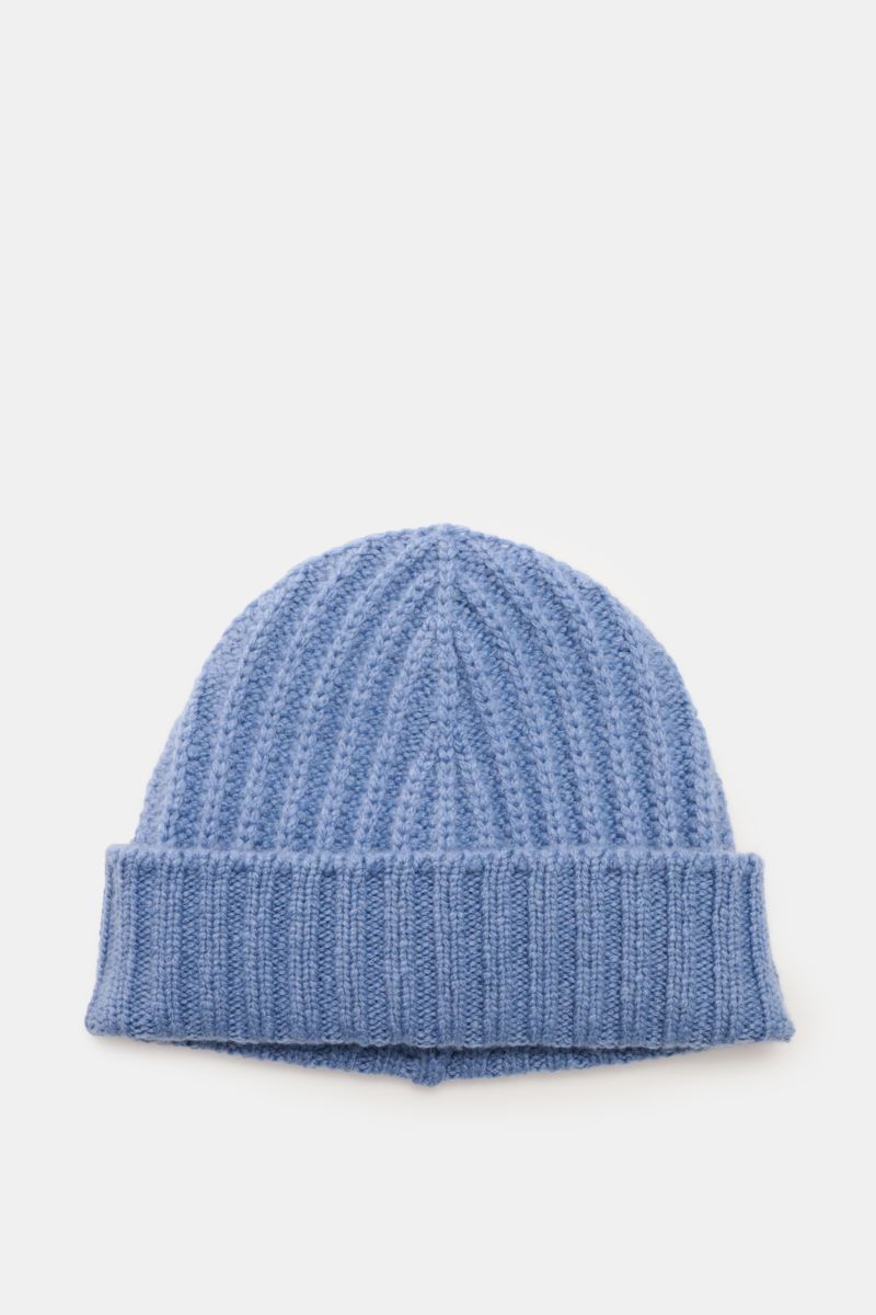 Front-facing view of the 04651/ A trip in a bag Cashmere Mütze rauchblau, a luxurious light blue cashmere winter hat with a wide fold-over cuff and textured ribbed knit pattern.

Luxuriöses Winter-Accessoire: Die edle Cashmere-Mütze aus der 