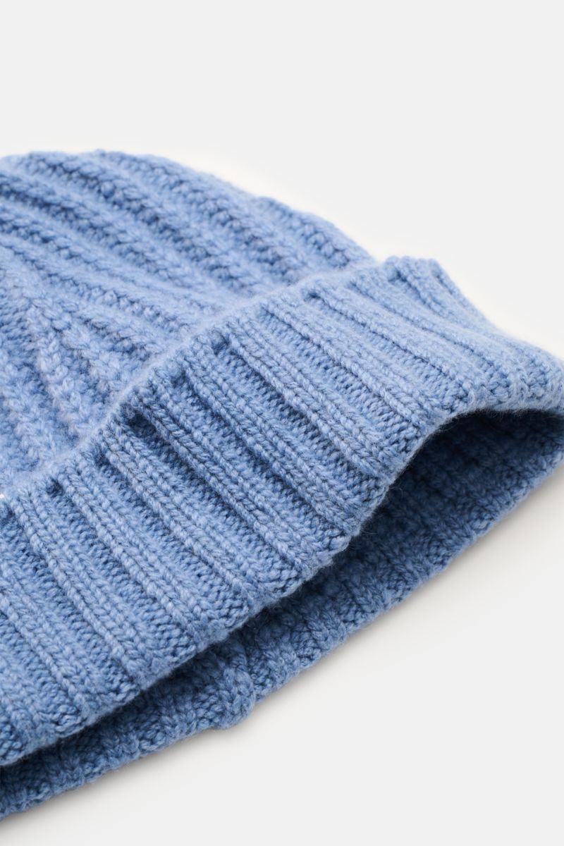 Close-up side view of the 04651/ A trip in a bag Cashmere Mütze rauchblau, a luxurious light blue cashmere winter hat with a wide cuff and ribbed knit pattern.

Luxuriöses Winter-Accessoire: Die edle Cashmere-Mütze aus der ‚Look of the Games