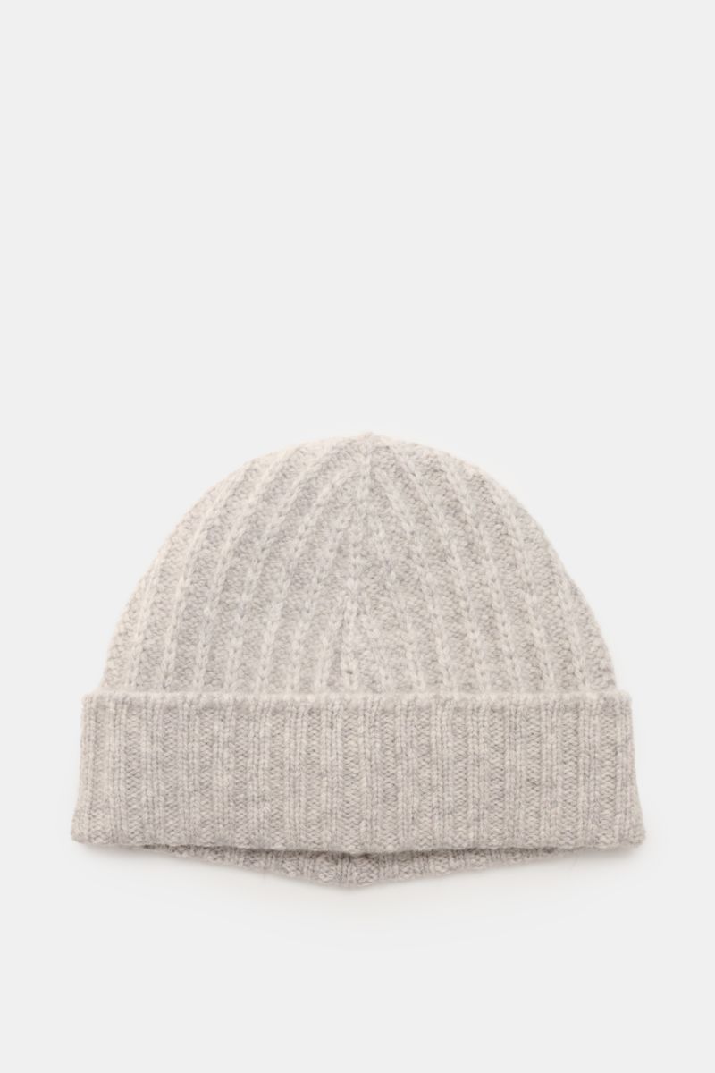 Front view of 04651/ A trip in a bag Cashmere Mütze hellgrau meliert, a light gray melange cashmere beanie with wide cuff and ribbed knit.

Description: Luxuriöses Winter-Accessoire: Die edle Cashmere-Mütze aus der ‚Look of the Games‘ Capsul