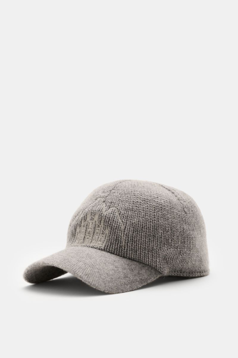 Front-side view of the 04651/ A trip in a bag Cashmere Baseball-Cap grau meliert in soft grey knit with fine stitching of Milan Cathedral and Cortina peaks, featuring pure cashmere, soft texture, medium knit, and fine-knit visor. Luxuriöses Winter-Highlig