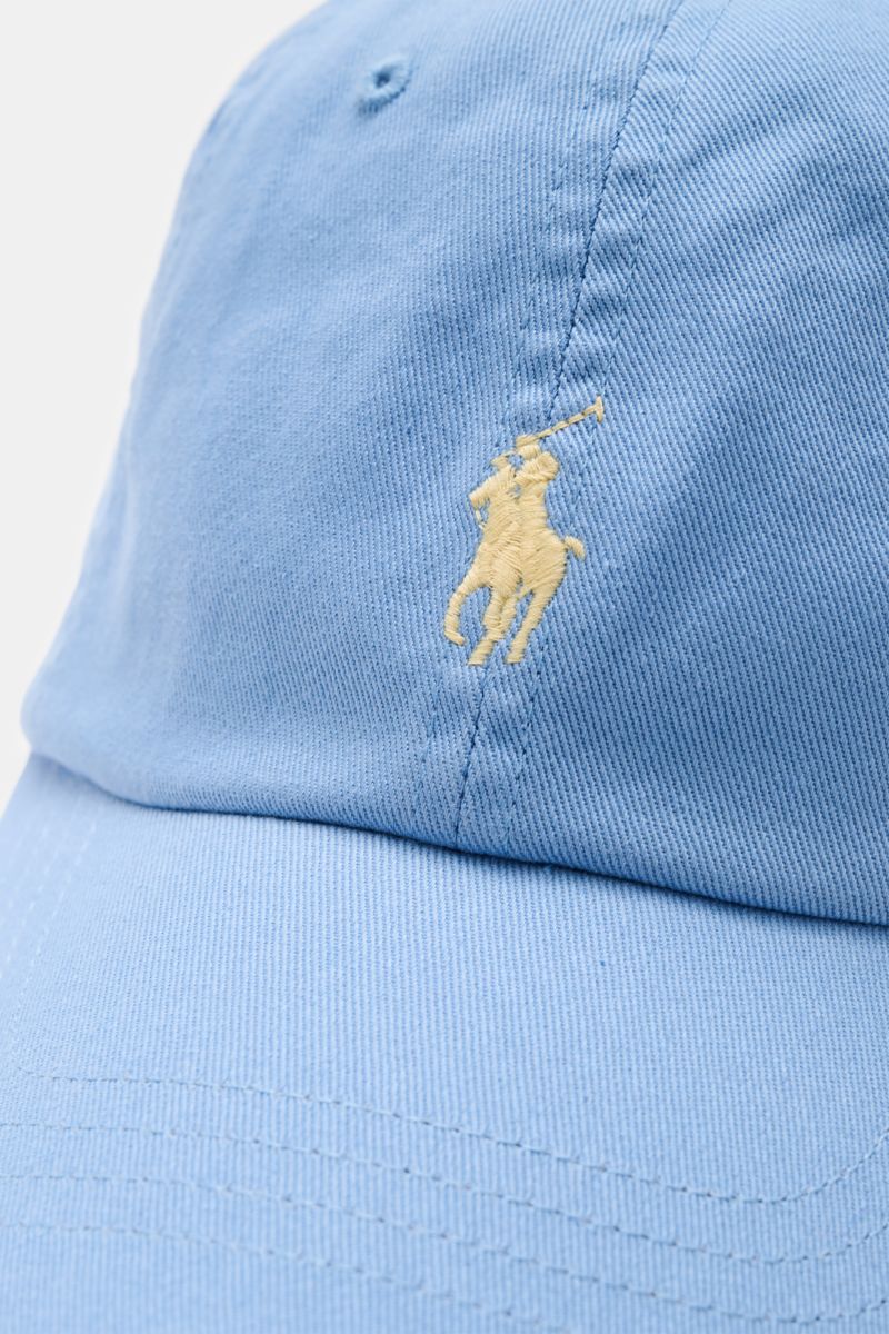 Close-up front-side view of the Polo Ralph Lauren Baseball-Cap hellblau in light blue cotton with logo stitching on the six-panel design and curved brim.

Die klassische Baseball-Cap von POLO RALPH LAUREN aus reiner Baumwolle verleiht deinem Look sport