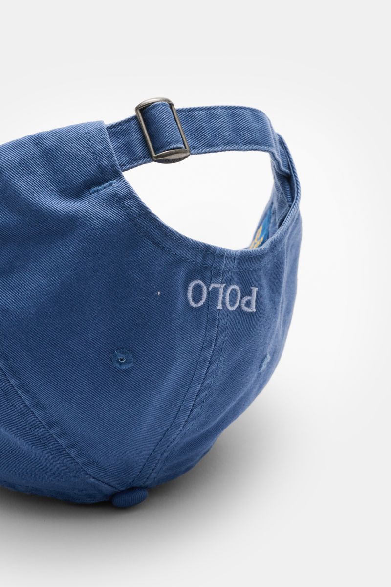 Rear view of Polo Ralph Lauren Baseball-Cap blau in pure cotton, showing the adjustable strap with metal buckle and embroidered 'POLO' logo stitching.

Description: Die klassische Baseball-Cap von POLO RALPH LAUREN aus reiner Baumwolle verleiht deinem 