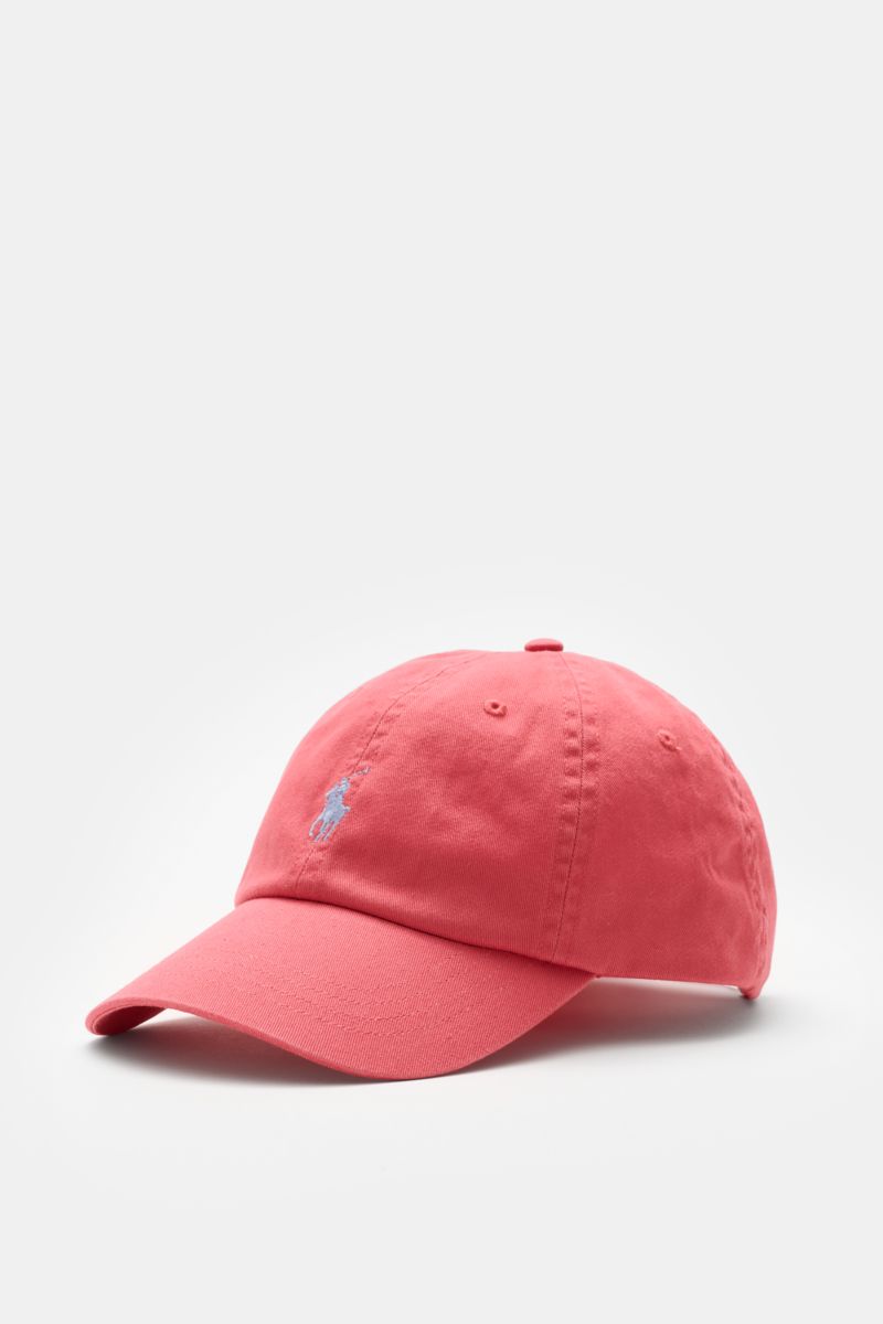 Polo Ralph Lauren Baseball-Cap hellrot shown from a front-side angle, made of pure cotton with a slightly textured feel. Die klassische Baseball-Cap von POLO RALPH LAUREN aus reiner Baumwolle verleiht deinem Look sportliche Eleganz. Mit ihrem sechs-Pan
