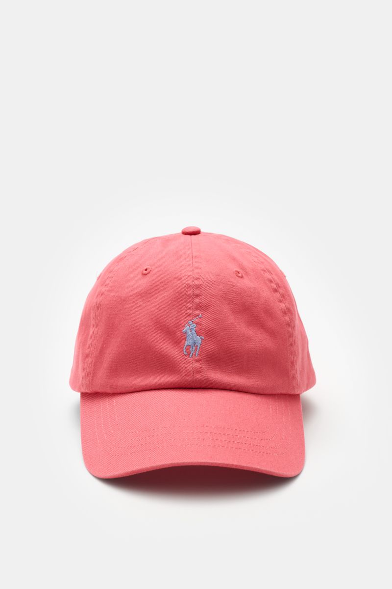 Polo Ralph Lauren Baseball-Cap hellrot shown from the front, classic six-panel design in pure cotton with curved brim, logo stitching, and adjustable back. Die klassische Baseball-Cap von POLO RALPH LAUREN aus reiner Baumwolle verleiht deinem Look spor