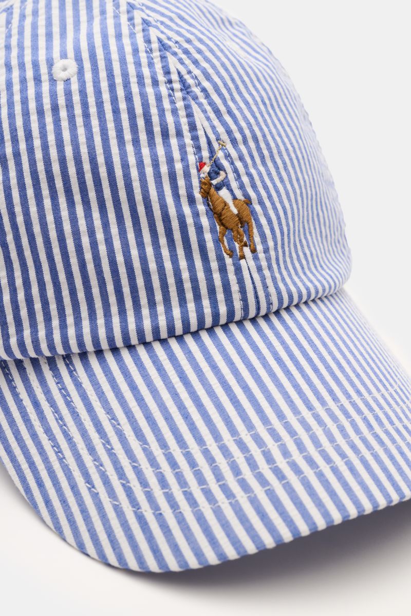 Nahaufnahme einer Polo Ralph Lauren Baseball-Cap blau/weiß gestreift aus Baumwolle mit sechs-Panel-Design, gebogenem Schirm, Logo-Stitching und verstellbarem Verschluss, fotografiert von schräg oben.
