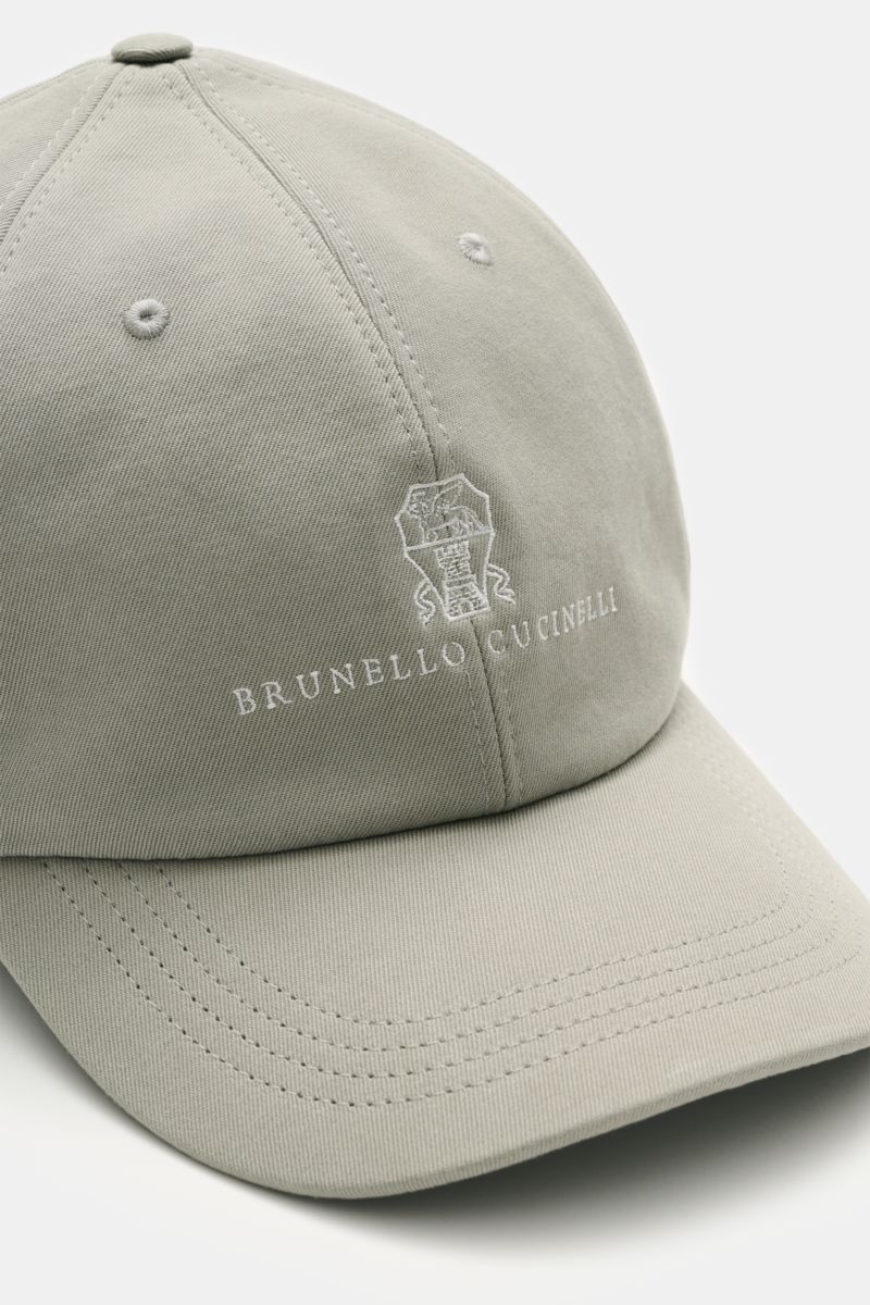 Brunello Cucinelli Baseball-Cap salbei, Twill-Baumwolle, Logo-Stitching, Six-Panel, breiter Schirm, Leder-Verschluss, Nahaufnahme von oben schräg.