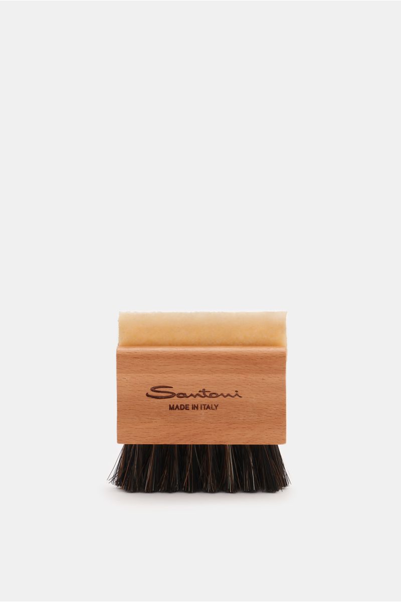 Santoni Polierbürste shoe brush with a wooden handle engraved with the Santoni logo, black horsehair bristles, and a neutral rubber side, front view. Mit dieser kleinen Bürste haben Sie die unkomplizierte Schuhpflege in der Hand: Der praktische Holzgriff 