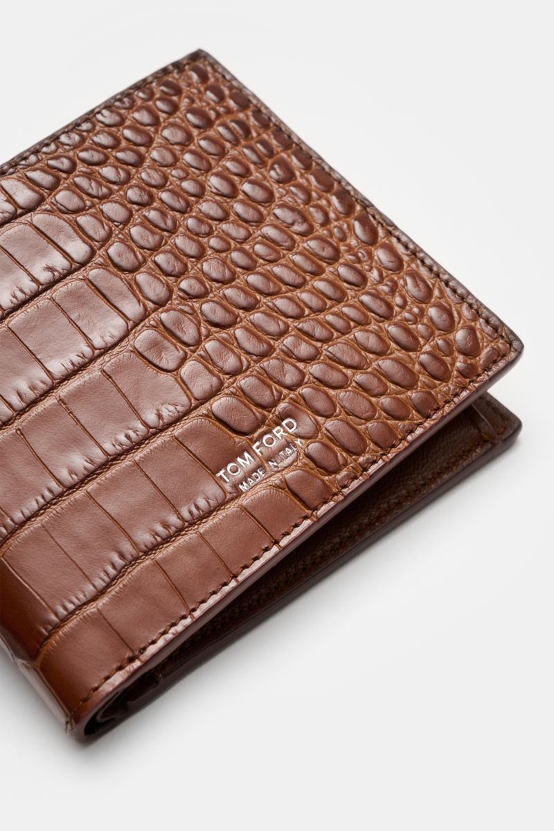 Tom Ford Portemonnaie braun aus edlem Kalbleder im Reptilien-Look mit dezenter Logo-Prägung, seitlich fotografiert, Maße ca. 12x9,5x2,5 cm.