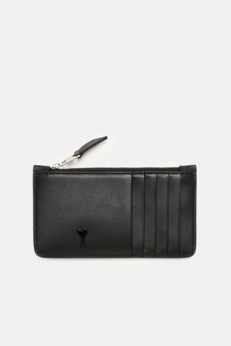 Front view of the Ami Paris Kartenetui schwarz, a black finely grained calf leather cardholder with five card slots, a zipper middle compartment, a large back pocket, and a logo on the front, measuring approx. 14 x 8 cm. 

Stilvolles Accessoire für den