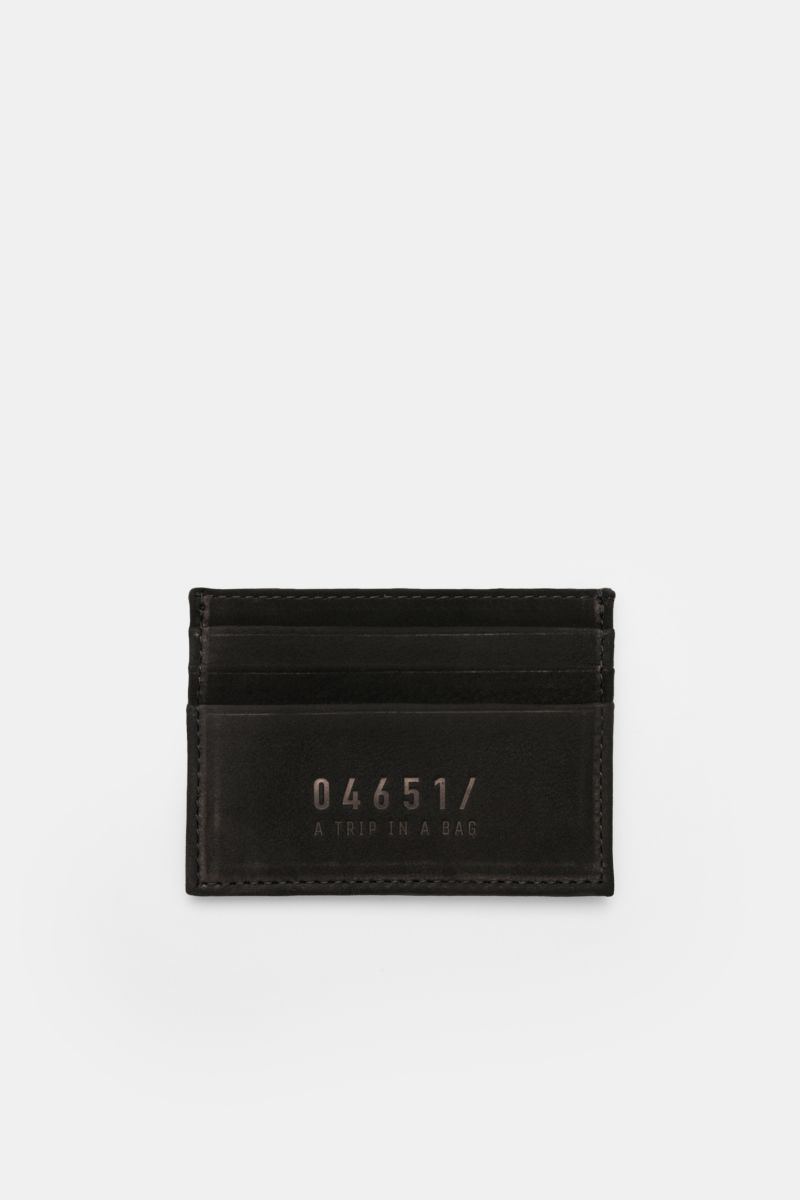 Front view of the 04651/ A trip in a bag Kartenetui schwarz, a black flat cardholder made of fine velour leather with six card slots and embossed logo, approx. 10 x 8 cm.

Minimalistisches Alltags-Essential: Das flache Kartenetui aus edlem Veloursleder