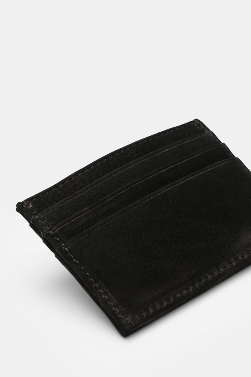 Close-up of the black 04651/ A trip in a bag Kartenetui schwarz, flat cardholder in elegant velour leather shown from a top-side angle with six card slots visible.

Minimalistisches Alltags-Essential: Das flache Kartenetui aus edlem Veloursleder von 04