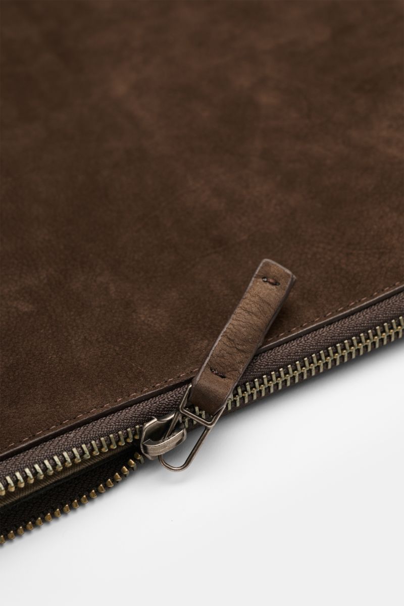 Close-up angled view of the zipper and soft velour leather surface of the dunkelbraun 04651/ A trip in a bag Laptop Sleeve, designed for 14' laptops with a smooth grip, textile lining, inner pocket, and embossed logo.