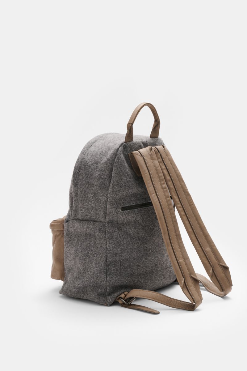 Rückansicht des 04651/ A trip in a bag Rucksack 'Herringbone' grau meliert/taupe mit Fischgratmuster, Nappaleder-Tragegriff, verstellbaren Schulterriemen und brünierter Hardware.