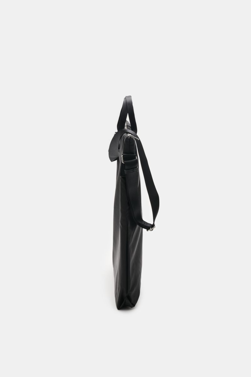 A.P.C. Tasche 'Crossbody Bag Backstage' schwarz shown from the side, slim black crossbody bag made of high-quality microfiber with silver hardware, durable textile straps, practical adjustable shoulder strap, spacious main compartment with zippered inner 