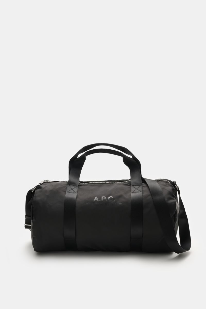 A.P.C. Tasche 'Gymbag Backstage' schwarz shown from the front on a white background, made of high-quality microfiber with silver hardware, durable textile handles, practical shoulder strap, logo print on front, spacious main compartment with zippered inne