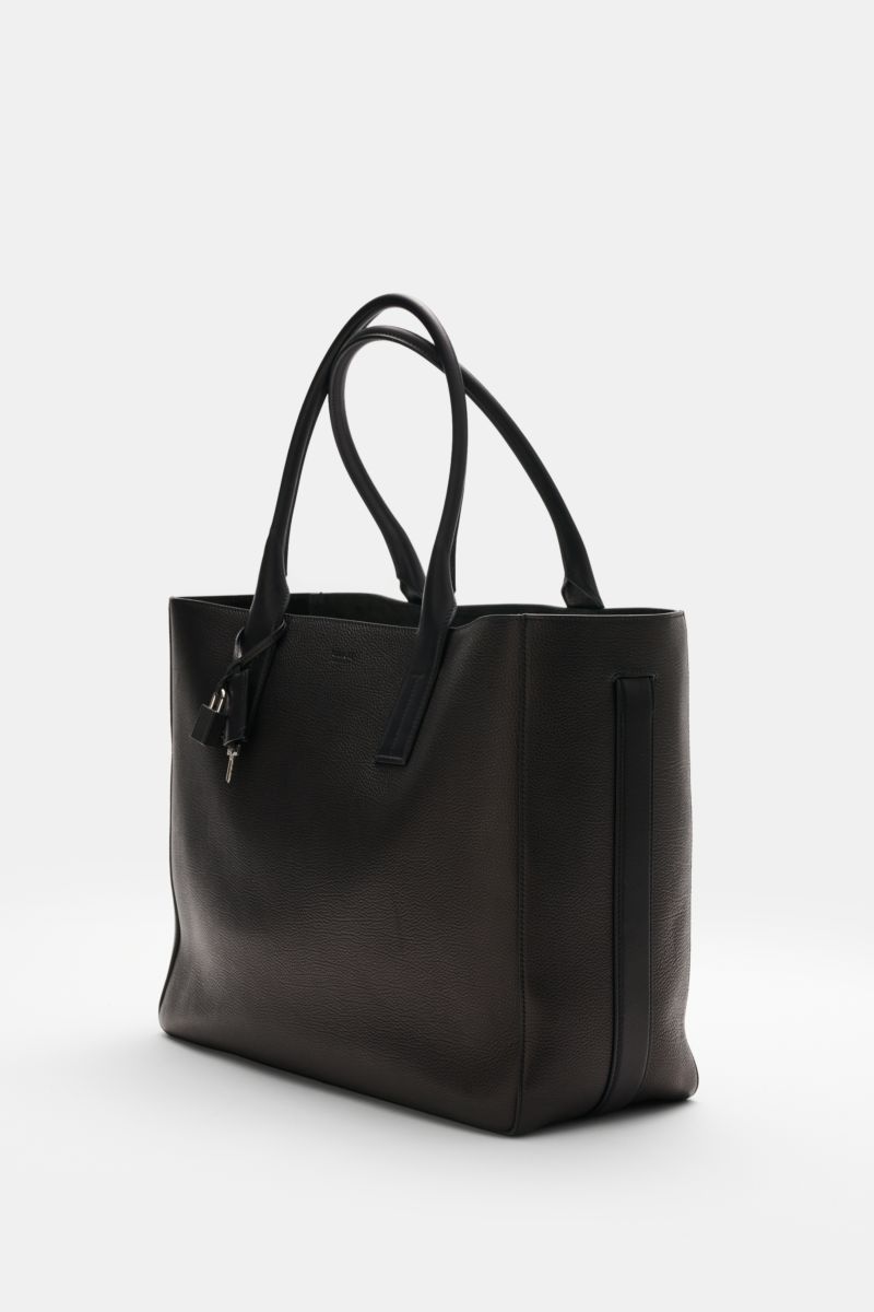 Side-front view of Tom Ford Shopper schwarz in finely grained black calf leather with smooth leather details, silver hardware, and key-lock charm.