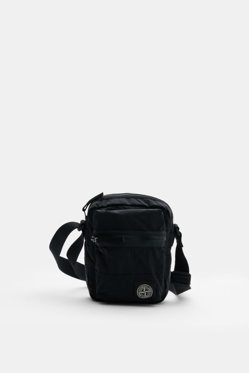Front view of Stone Island Crossbody Bag 'Marsupio Tracolla' schwarz in black microfiber with multiple compartments and adjustable strap, compact and robust.

Praktisch und stylish zugleich: Die Crossbody Bag 'Marsupio Tracolla' von STONE ISLAND überze