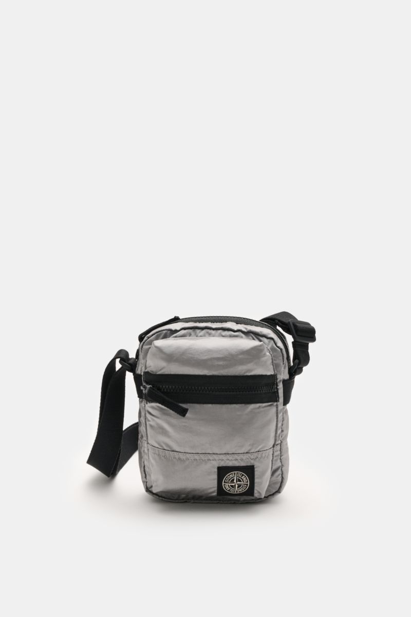 Stone Island Crossbody Bag 'Marsupio Tracolla' grau, frontal fotografiert, kompakt mit mehreren Fächern und verstellbarem Gurt.