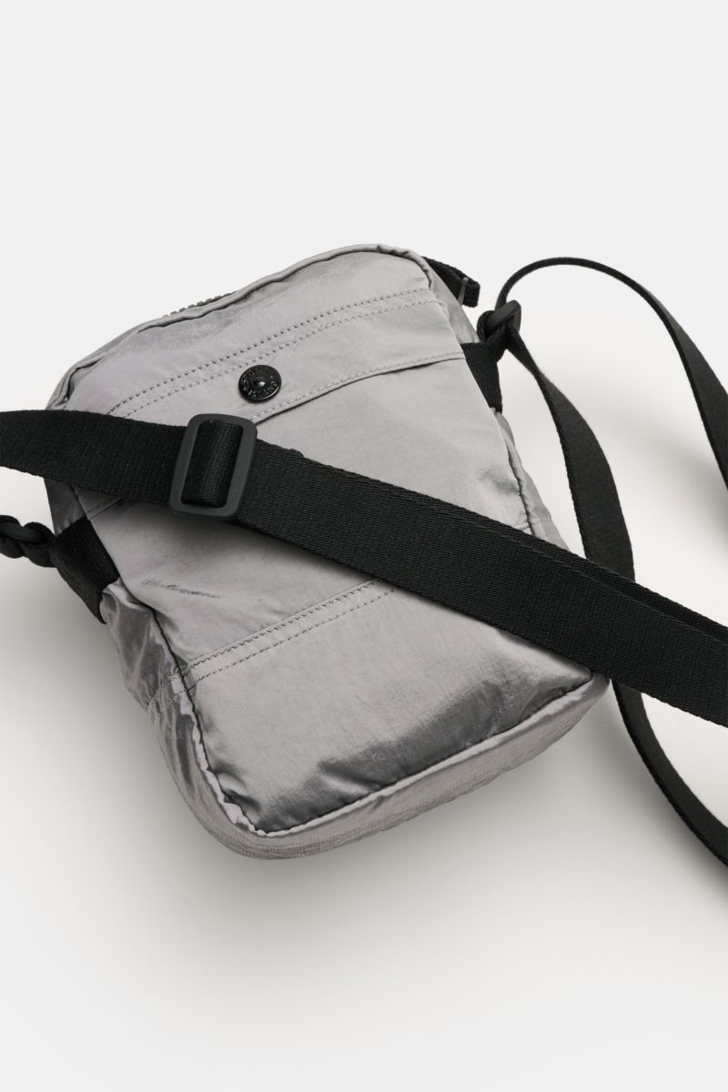 Stone Island Crossbody Bag 'Marsupio Tracolla' grau aus hochwertiger Microfaser, robustem Gurtband, mit mehreren Fächern, von schräg oben fotografiert.