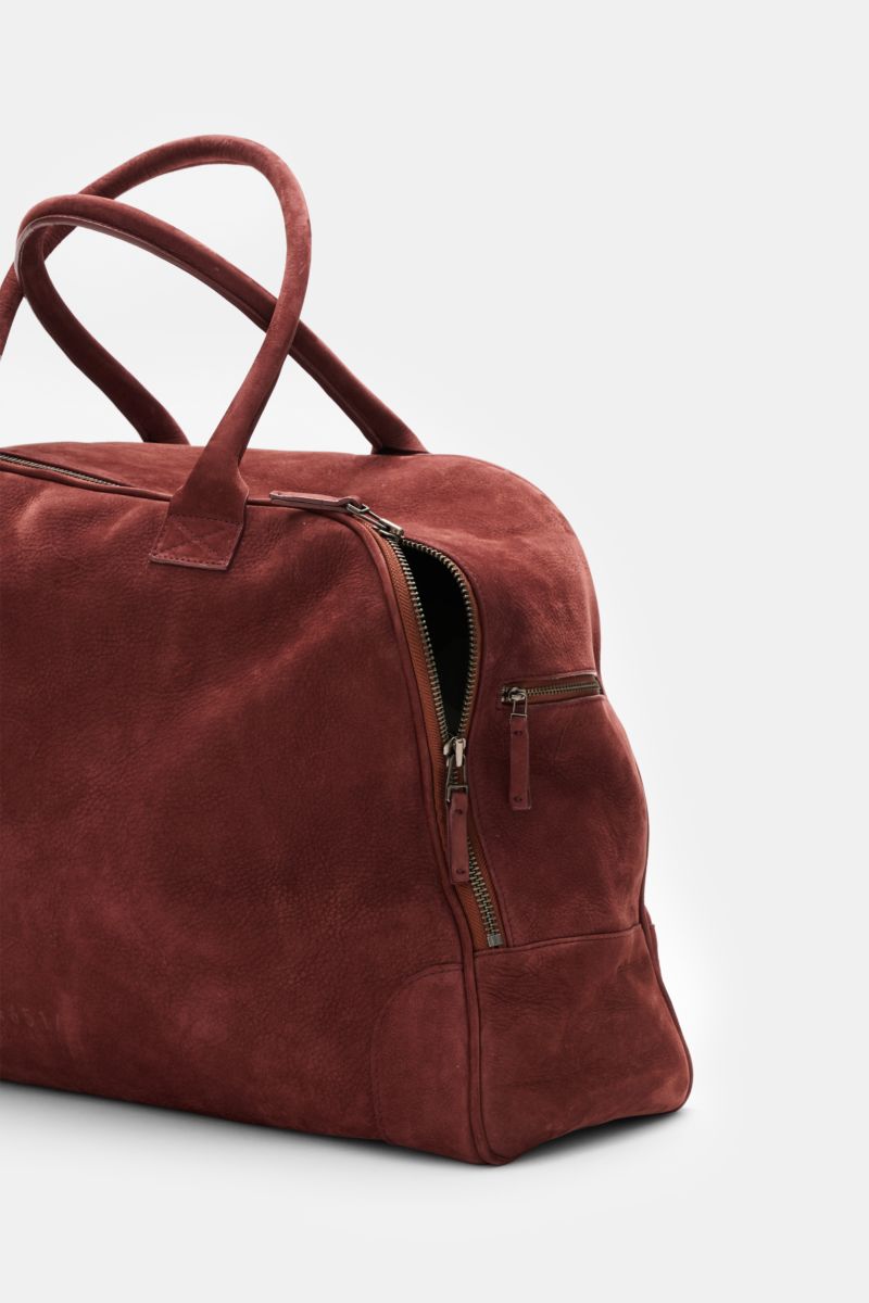 Close-up side view of the 04651/ A trip in a bag Weekender '356 Bag' rotbraun in soft velour leather with robust handles and silver hardware.  

Description: Der Weekender '356 Bag' aus edlem Veloursleder von 04651/ A TRIP IN A BAG weicht Ihnen auf Ihr