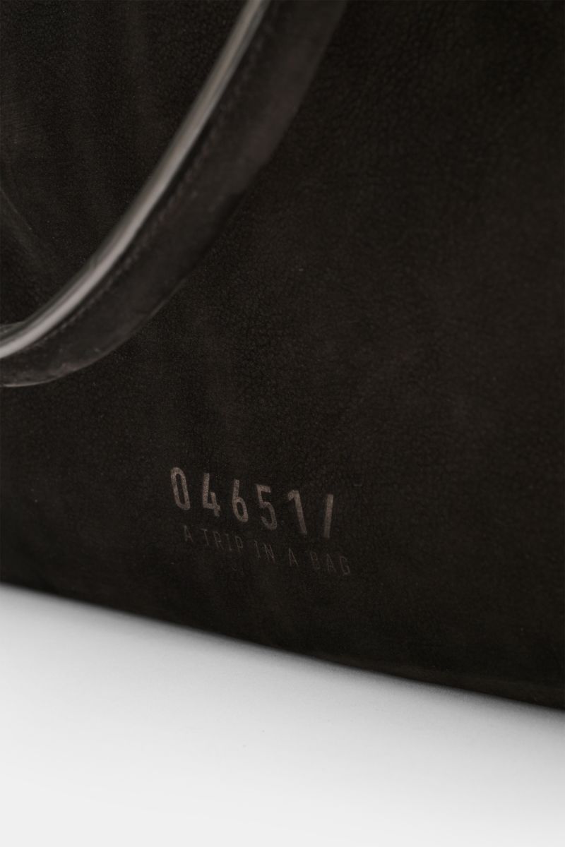 Close-up side view of the 04651/ A trip in a bag Weekender '356 Bag' schwarz, showing soft black velour leather, silver hardware, and embossed front logo. The Weekender '356 Bag' from 04651/ A TRIP IN A BAG is crafted from smooth velour leather with silve