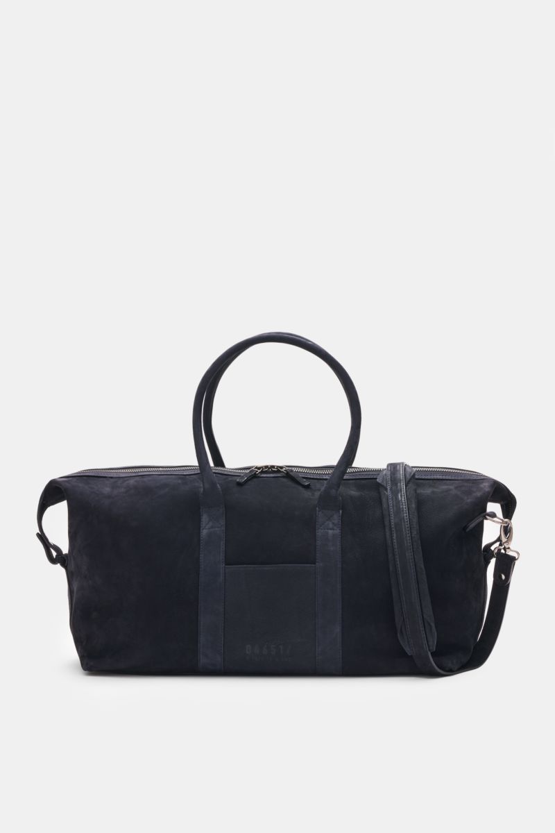 Front view of the 04651/ A trip in a bag Weekender '3-Day Bag' navy in soft velour leather with adjustable size, two-way zipper, and shoulder strap.

Description: Der 'Trip in a Bag' kann losgehen: Mit dem größenverstellbaren Weekender '3-Day Bag' von 