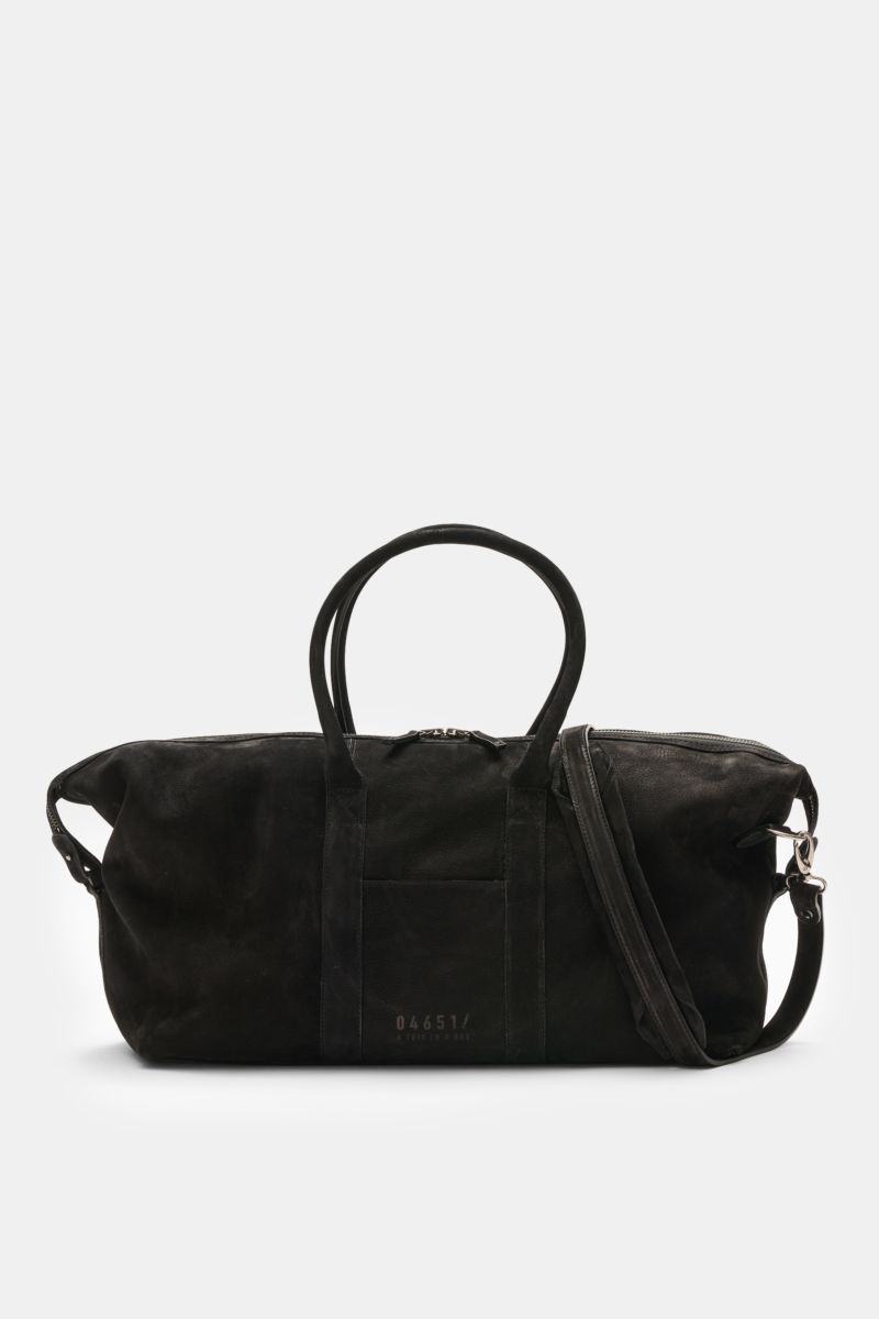 Front view of 04651/ A trip in a bag Weekender '3-Day Bag' schwarz in soft black velours leather with handles, adjustable shoulder strap, embossed logo, and two-way zipper.

Description: Der 'Trip in a Bag' kann losgehen: Mit dem größenverstellbaren Weeke