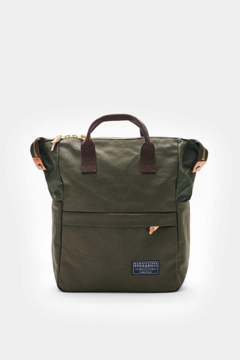 Manifattura Ceccarelli Rucksack 'Laptop' oliv, frontale Aufnahme, reine Baumwolle, goldfarbene Hardware, verstellbare Schulterriemen, robust, großes Laptopfach, Außenfach mit Reißverschluss, Maße ca. 47x45x14 cm.
