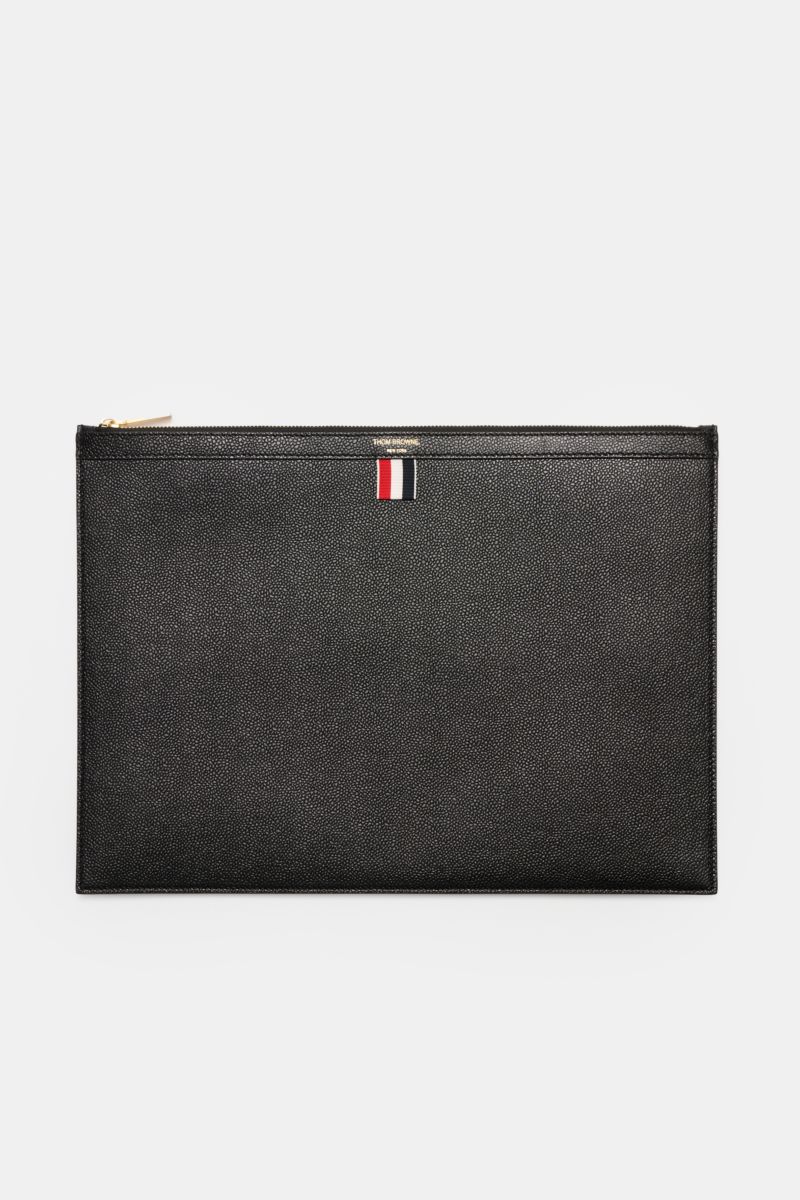 Front view of Thom Browne Dokumentenmappe schwarz in finely grained black leather with gold hardware and signature grosgrain detail.

Die Dokumentenmappe aus edlem Leder von THOM BROWNE wird mit dem markentypischen Grosgrain zum Eyecatcher sowie prakti