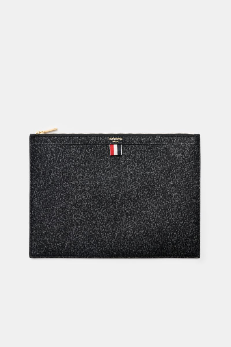 Thom Browne Dokumentenmappe schwarz aus fein genarbtem Leder mit goldfarbener Hardware, Grosgrain-Detail, frontal von oben fotografiert, ca. 35x25 cm.