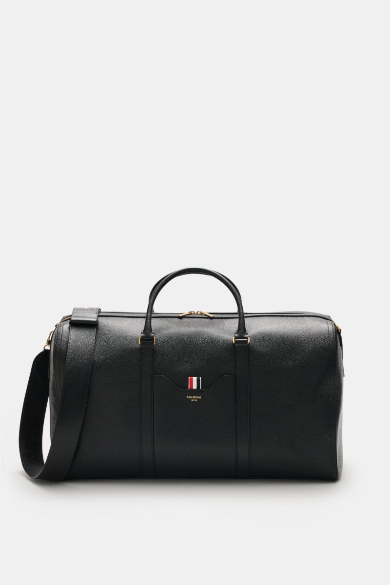 Thom Browne Weekender schwarz aus genarbtem Leder, seitliche Perspektive mit robusten Griffen, goldfarbener Hardware, verstellbarem Schultergurt.