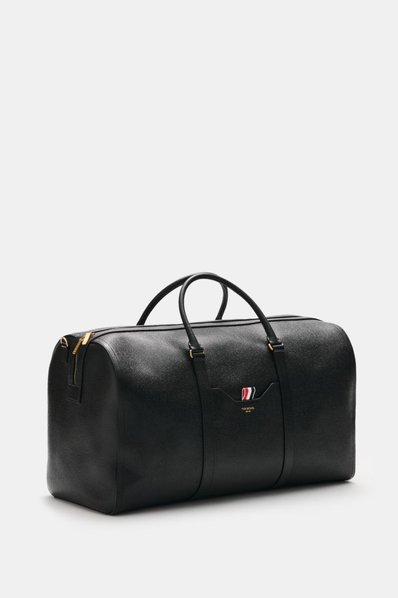 Thom Browne Weekender schwarz aus genarbtem Leder, goldfarbene Details, robuste Griffe, seitliche Ansicht, großzügiger Stauraum.