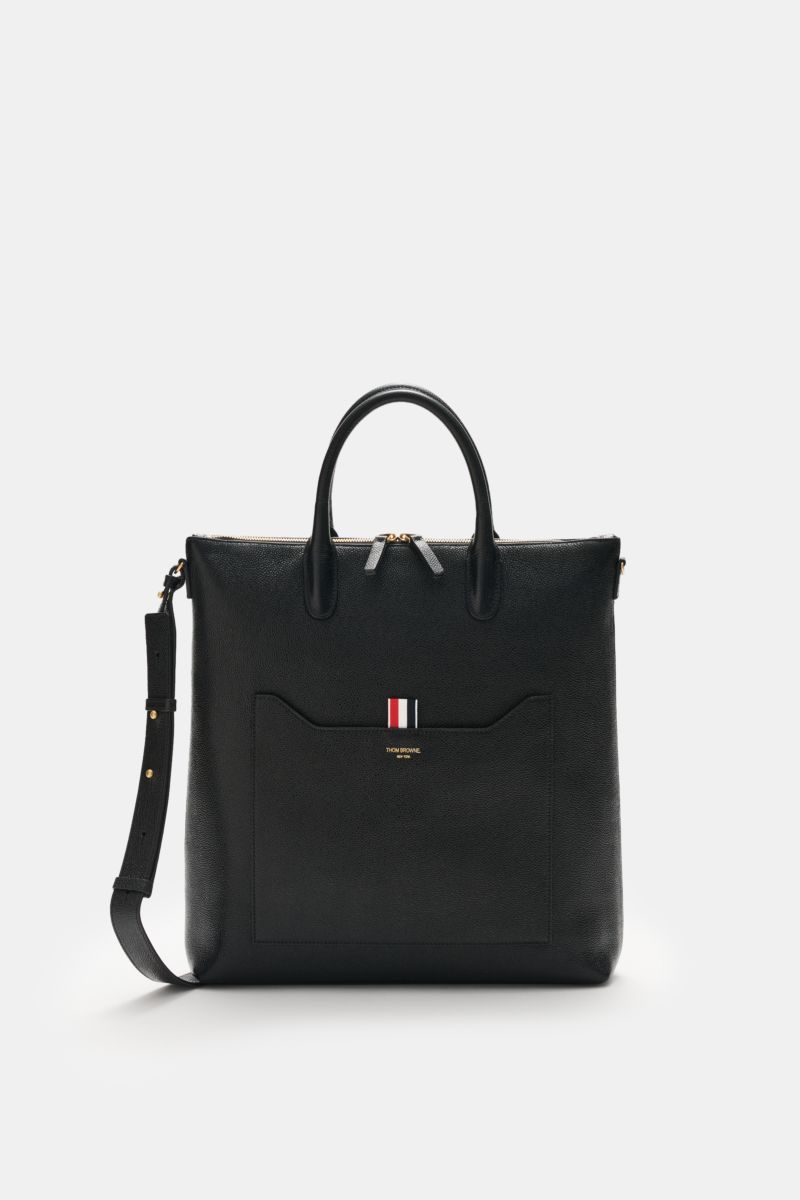 Thom Browne Shopper schwarz aus genarbtem Leder, frontale Nahaufnahme mit robusten Griffen, goldfarbener Hardware und Logo-Außenfach.