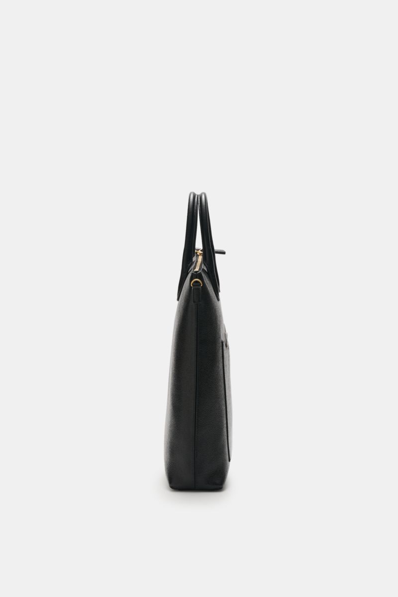 Seitliche Ansicht des Thom Browne Shopper schwarz aus genarbtem Leder mit robusten Griffen, goldfarbener Hardware, abnehmbarem Gurt und geräumigem Hauptfach.