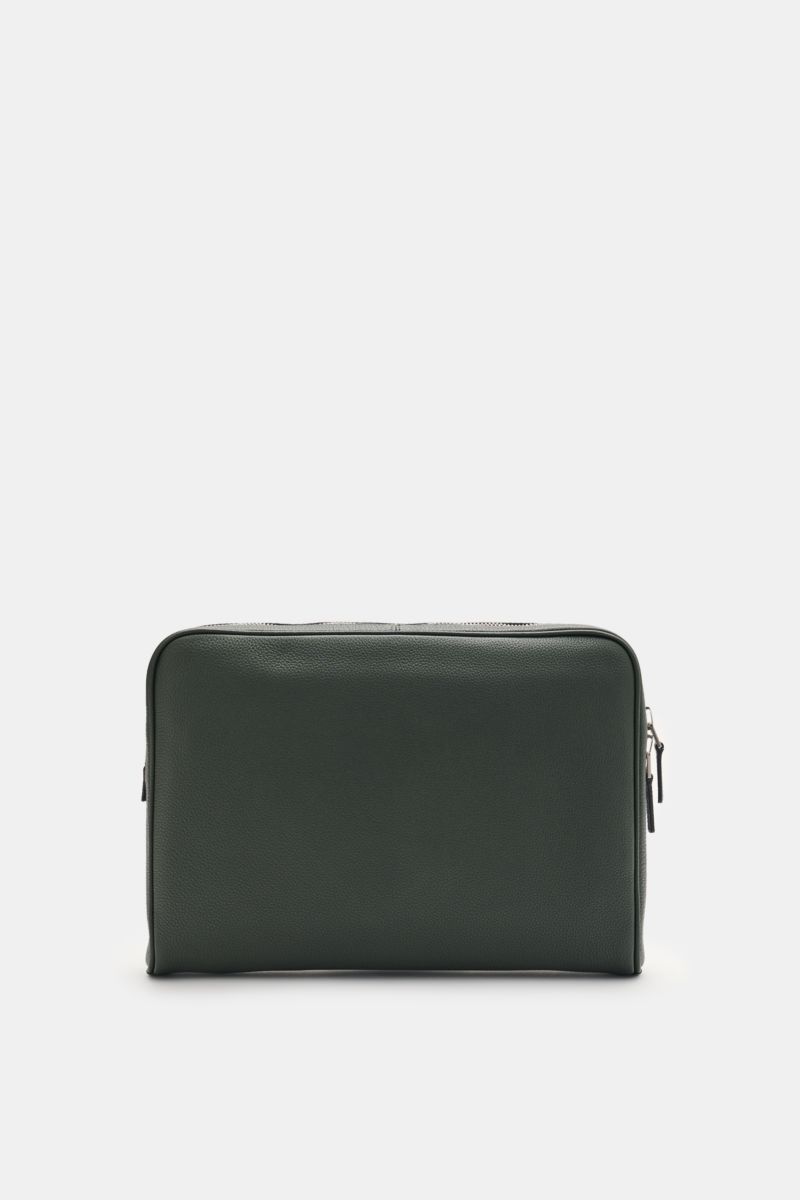 Front view of Tom Ford Laptop Sleeve dunkelgrün in dark green grained calf leather with silver hardware and subtle logo embossing.

Praktischer Begleiter im Alltag: Luxuriöses Kalbleder mit dezenter Logo-Prägung macht dieses elegante TOM FORD Laptop Sl