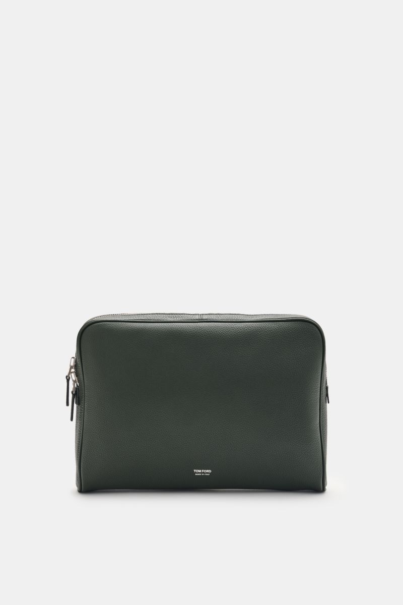 Tom Ford Laptop Sleeve dunkelgrün aus genarbtem Kalbleder mit silberfarbener Hardware und Logo-Prägung, frontal fotografiert.