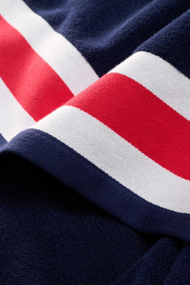 Nahaufnahme des Zeybra Portofino 1962 Frottee-Strandtuchs navy, seitlich fotografiert, weicher Baumwollstoff mit Tricolore-Borte.