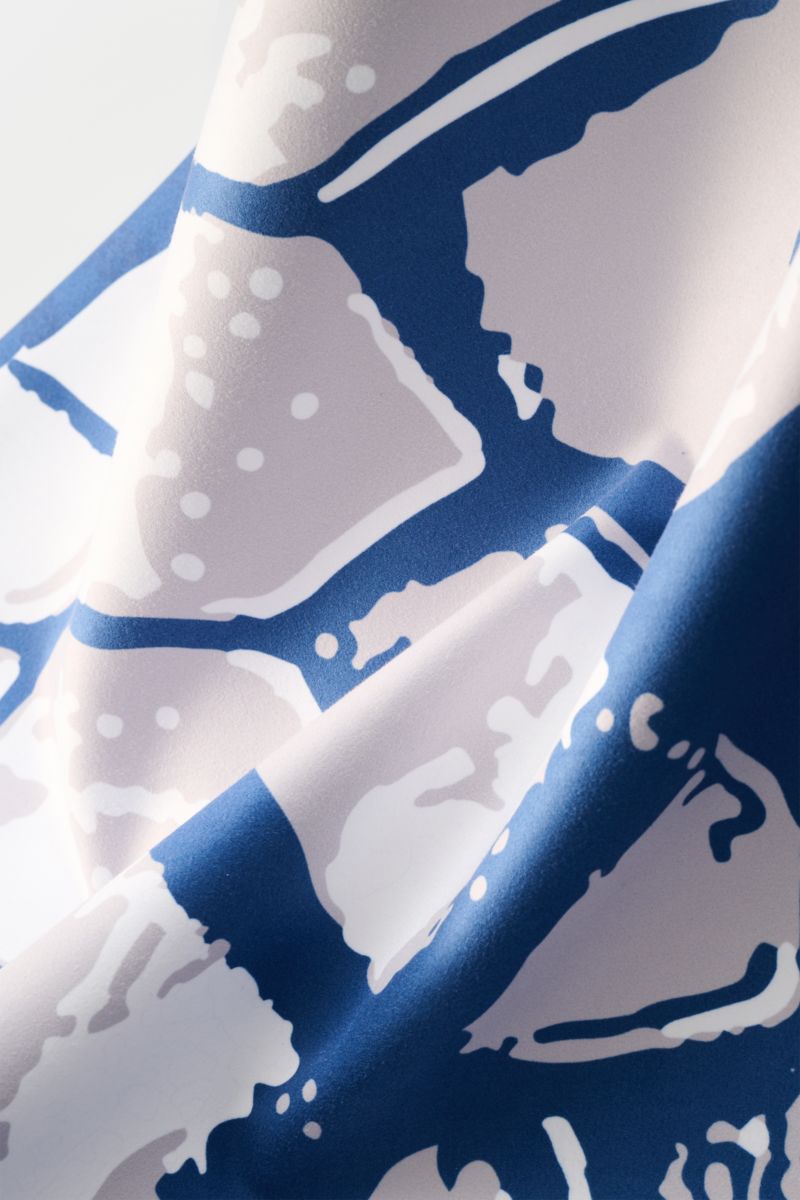 Close-up front view of the Zeybra Portofino 1962 Beach towel dark blue patterned, showing its fine microfibre and smooth texture.

For fun in the sun: This beach towel in soft, quick-drying microfibre and decorated with a bold print by ZEYBRA PORTOFINO