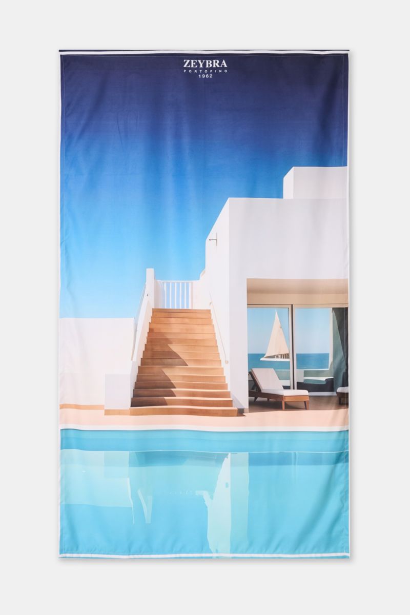 Zeybra Portofino 1962 Strandtuch blau/multicolor gemustert mit Treppen- und Pool-Print, feine Microfaser, glatter Griff, Frontansicht, 120x190 cm.