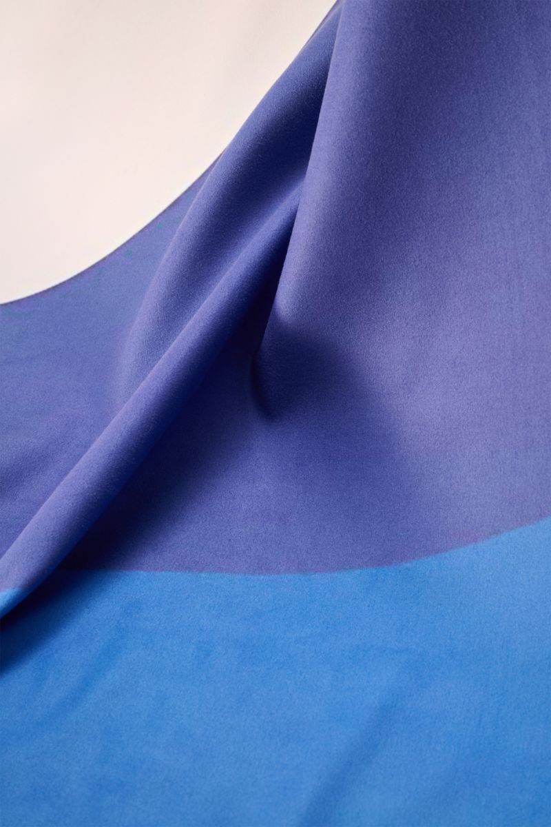 Nahaufnahme des Zeybra Portofino 1962 Strandtuchs blau/weiß gemustert mit weichem Griff, feiner Microfaser und All-Over-Print, liegend fotografiert.