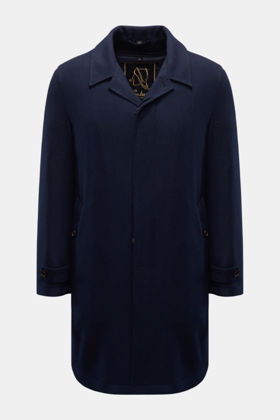 Sealup Cashmere Daunenmantel navy, frontale Nahaufnahme, Slim Fit, reiner Cashmere, weicher Griff, fünf-Knopf-Leiste, variabler Kragen, schräge Leistentaschen, Ärmel mit Knopfriegel, herausnehmbares Daunenfutter, zwei Innentaschen. Sealup Cashmere Daunenmantel navy, frontale Nahaufnahme, Slim Fit, reiner Cashmere, weicher Griff, fünf-Knopf-Leiste, variabler Kragen, schräge Leistentaschen, Ärmel mit Knopfriegel, herausnehmbares Daunenfutter, zwei Innentaschen.