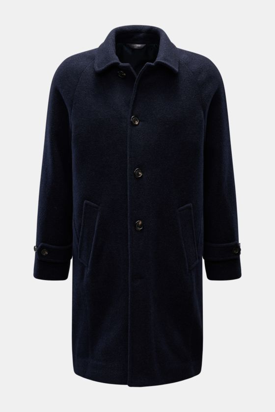 Vorderansicht des Circolo 1901 Mantels navy aus Schurwolle und Cashmere, Regular Fit, mit Umlegekragen, fünf Knöpfen und schrägen Leistentaschen. Vorderansicht des Circolo 1901 Mantels navy aus Schurwolle und Cashmere, Regular Fit, mit Umlegekragen, fünf Knöpfen und schrägen Leistentaschen.